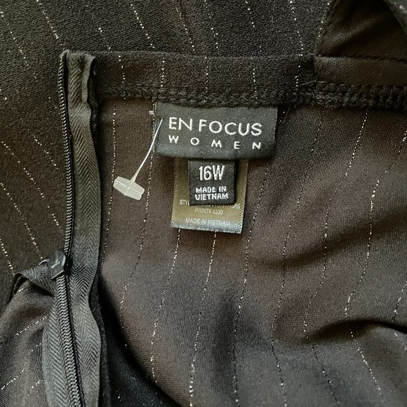 Sleeveless dress with keyhole opening - Picture 10 of 14